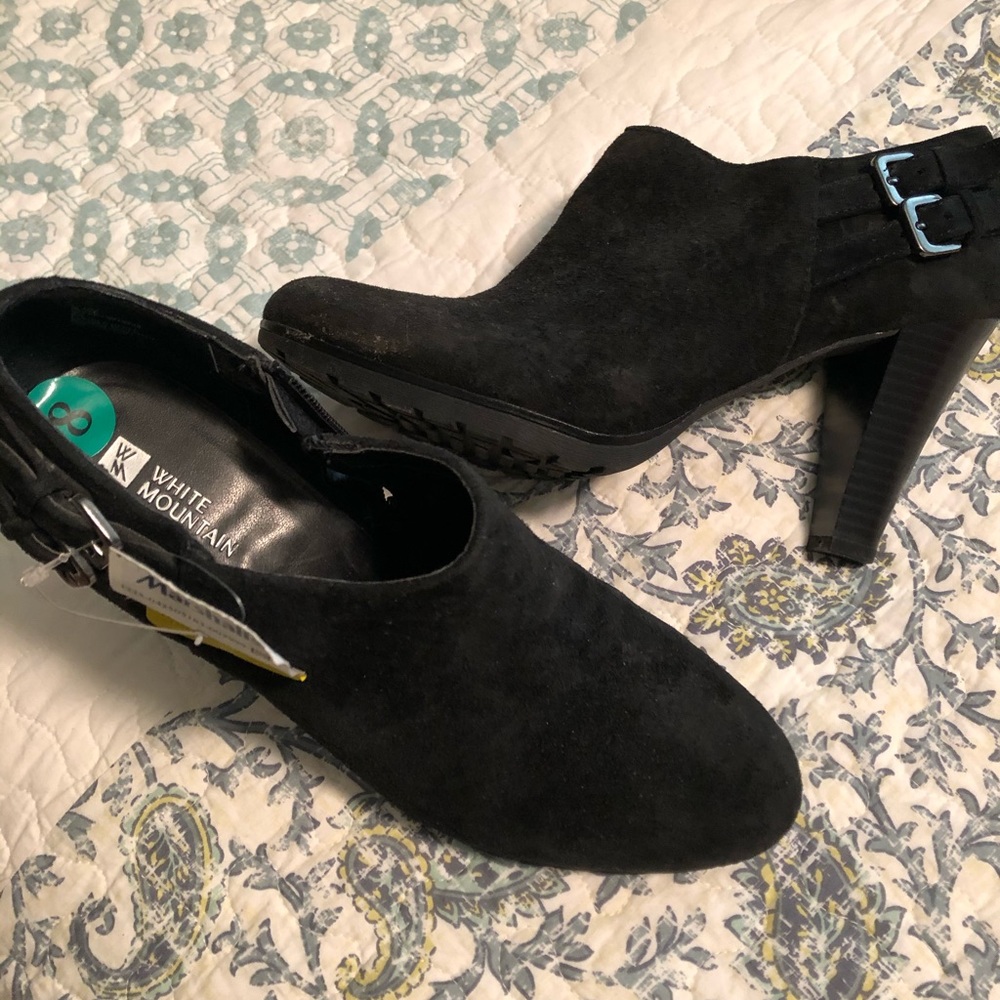 Ladies White Mountain Suede shoes.
